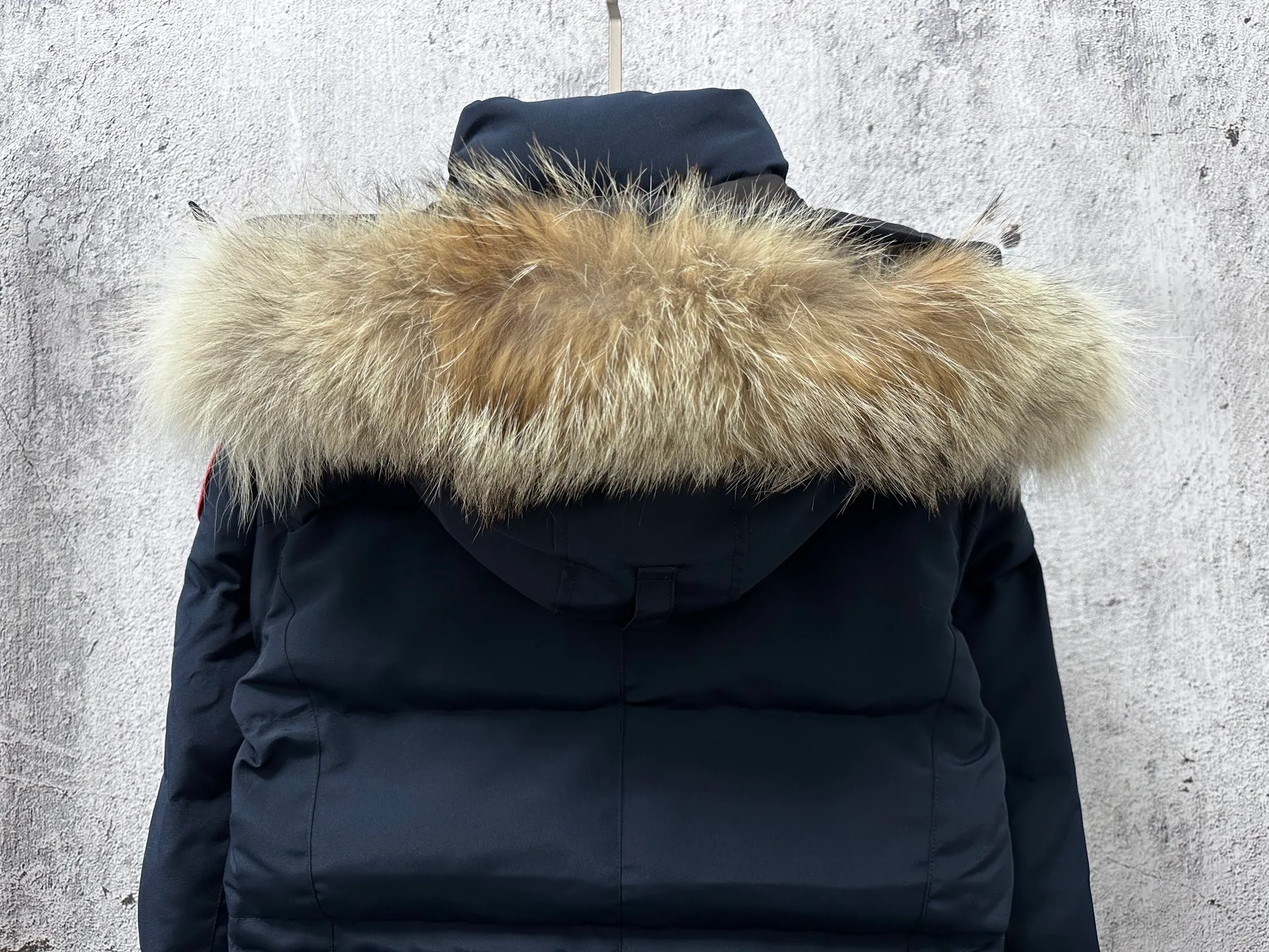 P840 【Canada gooseChelsea】Women's parka down coat, warm and comfortable. The adjustable hood features a high collar and concealed snap closure for extended coverage. And for greater protection against the elements, the detachable wolf fur collar. It features a sturdy YKK® two-way lockable zipper at the center front and a retractable waistband at the inner waist. Designed with internal straps for carrying over the shoulder. Fleece-lined exterior handwarmer pockets. Sturdy ribbed knit cuffs for cold protection and warmth. Sizes: XS-XL